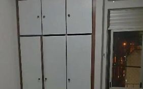 Apartamento inteiro, completo para até 8 pessoas por locação Não é divido com outros pessoas apenas significa que vc pode locar que tem capacidade para até 8 pessoas mas a locação sempre é individual de quem locou Check in possível nas 24 hrs